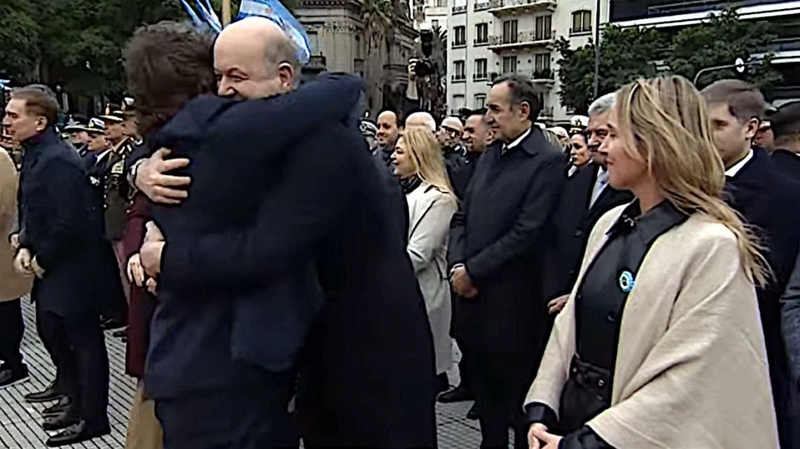 9 DÍAS DESAPARECIDO: LAS VERSIONES EN TORNO A LA AUSENCIA DE MILEI Y SU REAPARICIÓN CON UN GESTO A STURZENEGGER