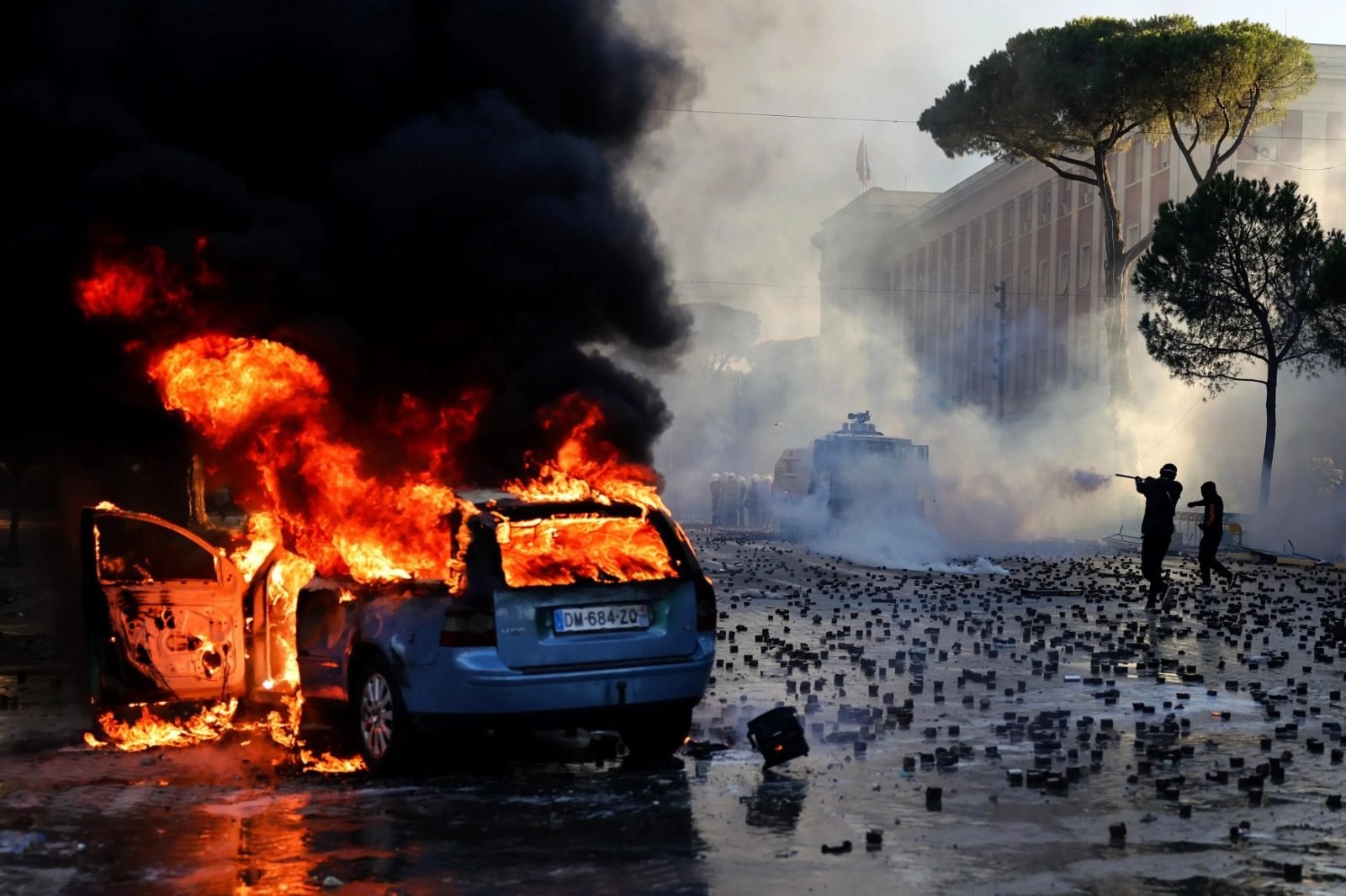 ALBANIA EN LLAMAS: DEL RECHAZO AL RESORT DEL YERNO DE TRUMP A CINCO DÍAS DE DISTURBIOS QUE INCENDIARON LA SEDE DEL TRIBUNAL SUPREMO
