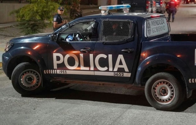 ATAQUE EN GRUPO EN GUAYMALLÉN: UN ADOLESCENTE FUE GOLPEADO Y AMENAZADO CON UN ARMA PARA ROBARLE
