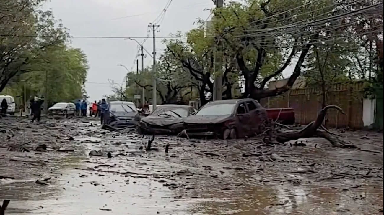 BARRO, AUTOS A LA DERIVA Y UN COLECTIVO VOLCADO: EL ALUVIÓN QUE DEJÓ A SANTIAGO EN ESTADO DE CATÁSTROFE. FUERTES IMÁGENES