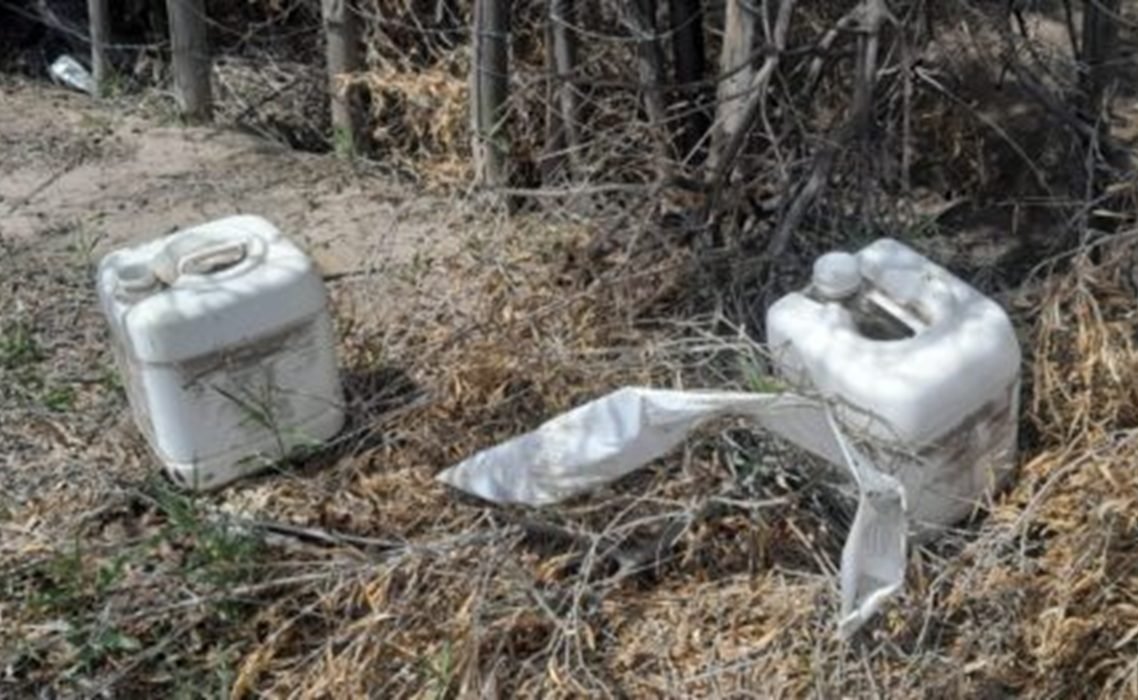 BIDONES ABANDONADOS, OCHO INTOXICADOS Y UN PERRO MUERTO: LA ALARMA POR PESTICIDAS EN UN BARRIO DE JUNÍN
