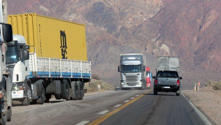 CASI TERMINA EN TRAGEDIA: SE CRUZÓ EN DOBLE LÍNEA AMARILLA EN ALTA MONTAÑA Y TUVO QUE DAR MARCHA ATRÁS