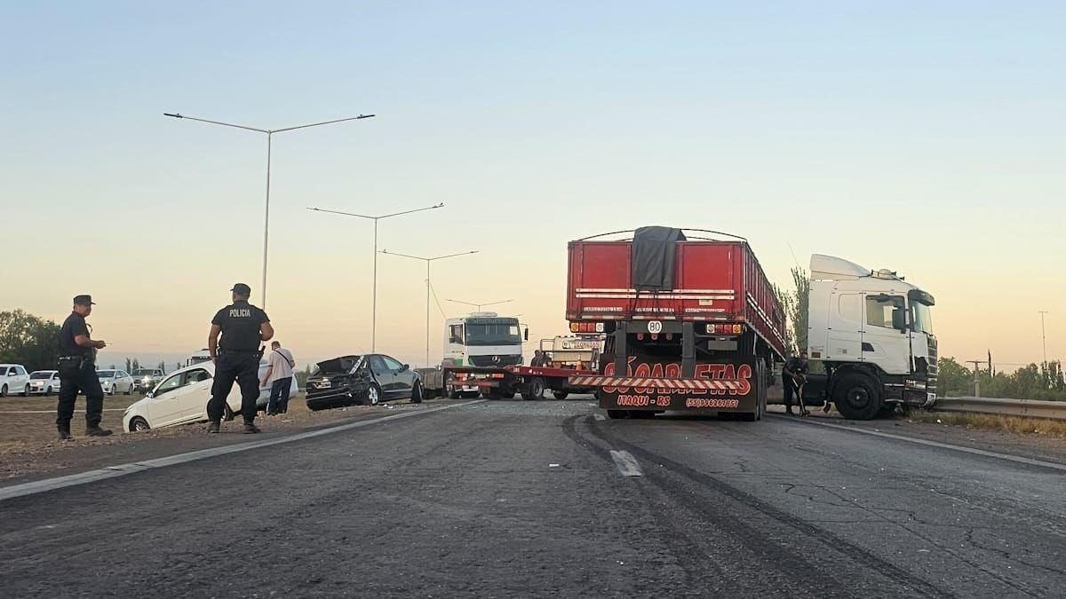 CHOQUE ENTRE DOS CAMIONES EN MAIPÚ: UN CONDUCTOR RESULTÓ HERIDO Y FUE TRASLADADO AL HOSPITAL