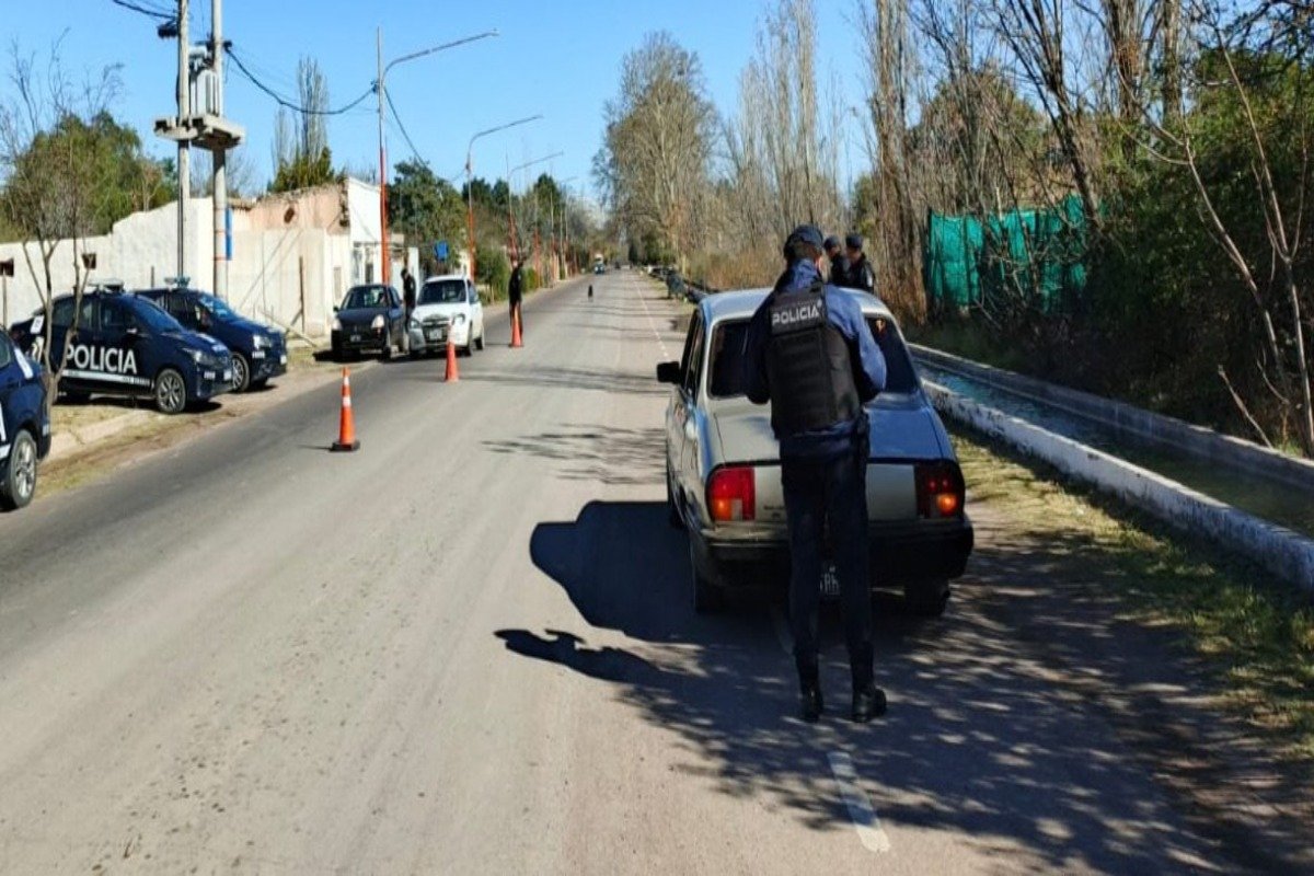 CUATRO APREHENDIDOS Y ELEMENTOS RECUPERADOS TRAS CINCO OPERATIVOS POLICIALES EN RIVADAVIA