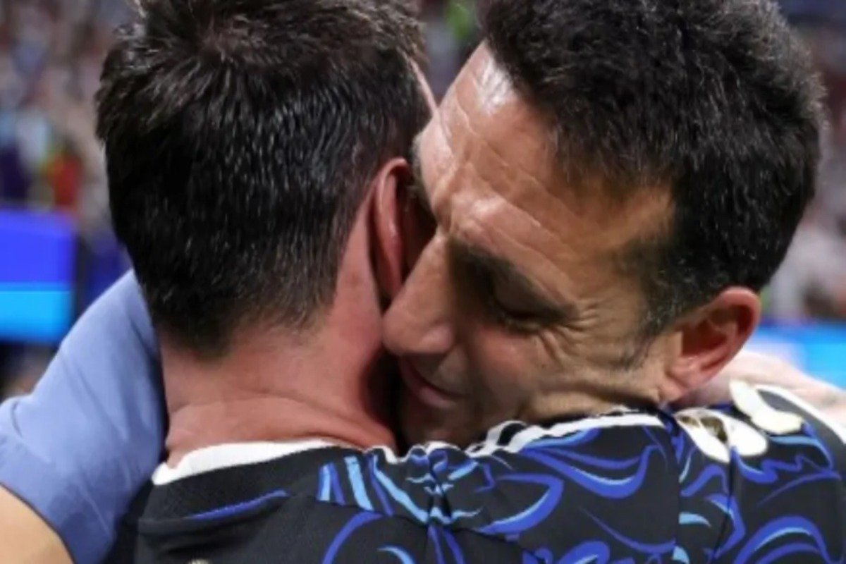 DE LIONEL A LIONEL: EL EMOTIVO INTERCAMBIO ENTRE MESSI Y SCALONI DESPUÉS DE LA HAZAÑA ANTE INGLATERRA