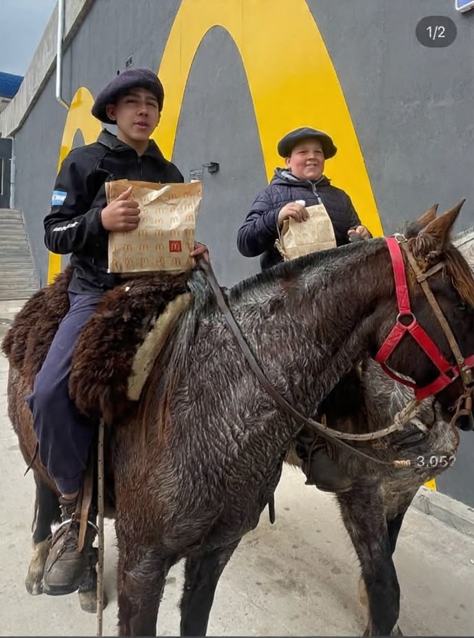 DEL CAMPO AL AUTOMAC: DOS GAUCHOS FUERON A CABALLO A BUSCAR SU HAMBURGUESA, ¿SE VENDRA EL “MCGAUCHO”?