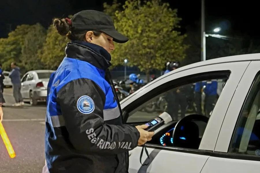 DIO POSITIVO EN ALCOHOLEMIA Y LA POLICÍA DESCUBRIÓ ALGO AÚN MÁS GRAVE: TENÍA UNA LICENCIA DE CONDUCIR FALSA