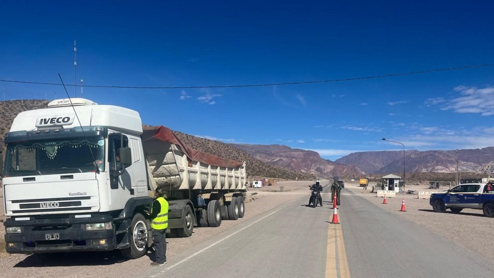 DOBLE IMPUESTO Y CAOS EN LAS CUEVAS: REBELION DE CAMIONEROS ANTE EL COBRO DE UN CONTROVERTIDO PEAJE EN UNA RUTA DESTRUIDA