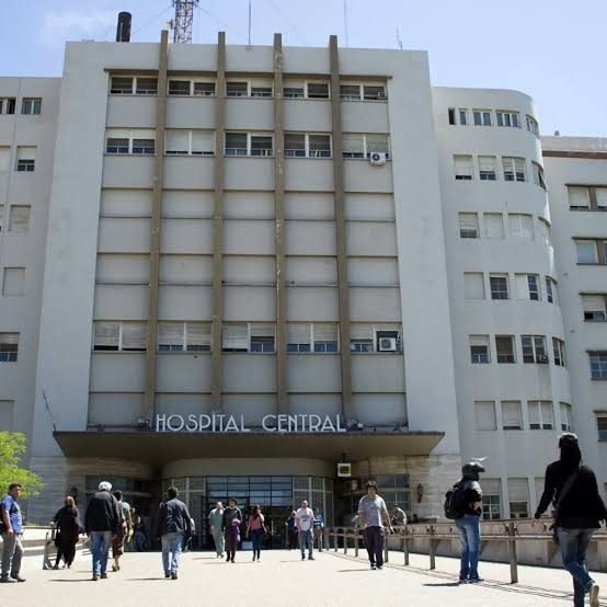 DRAMÁTICO ACCIDENTE EN MAIPÚ: UNA PAREJA EN MOTO CHOCÓ CONTRA UN GUARDARRAÍL Y TERMINÓ DENTRO DE UNA ACEQUIA