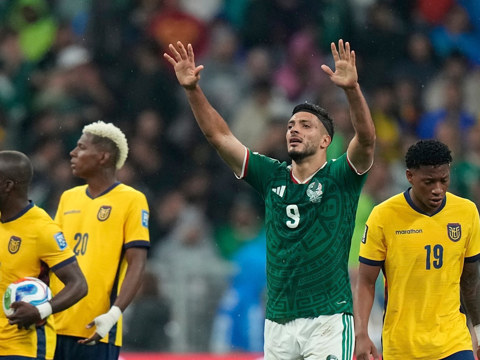ECUADOR DIJO ADIÓS: MÉXICO LO ELIMINÓ 2-0 EN EL ESTADIO AZTECA