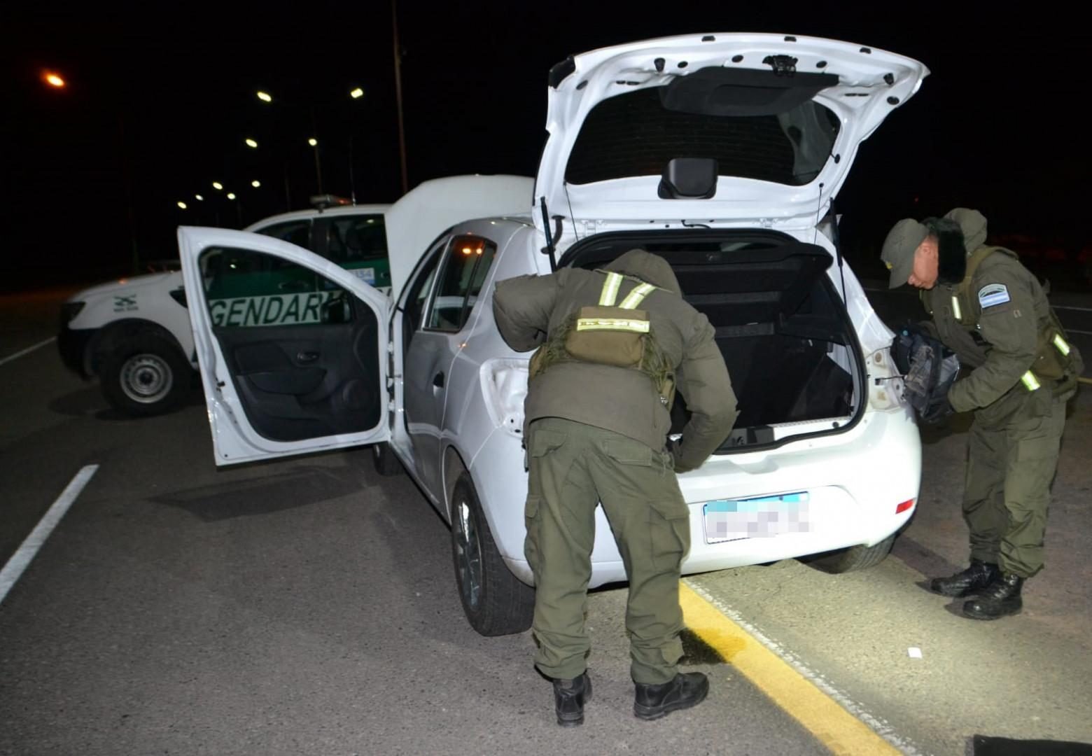 EL OLOR LOS DELATÓ: SALIERON DE MENDOZA CON CASI 7,5 KILOS DE COCAÍNA Y CAYERON EN SAN JUAN