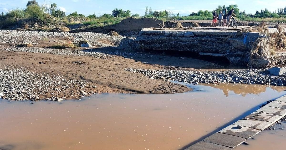 EL TEMPORAL COMPLICÓ SAN RAFAEL: SE ROMPIÓ EL CRUCE DE POBRE DIABLO Y HAY CORTES DE TRÁNSITO