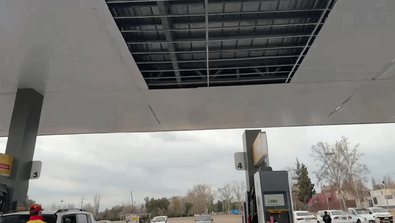EL ZONDA PROVOCÓ LA VOLADURA DE PARTE DEL TECHO DE UNA ESTACIÓN DE SERVICIO EN GODOY CRUZ