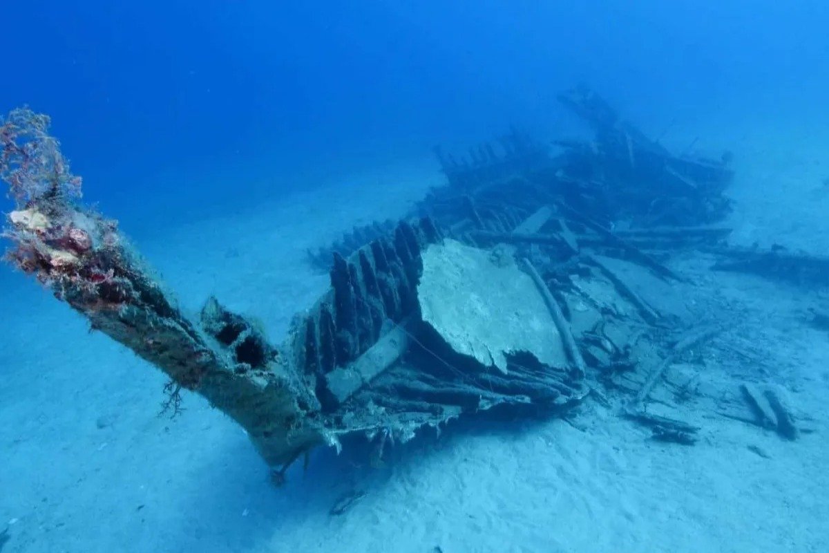 ENCONTRARON UN BARCO GRIEGO DE 2.400 AÑOS INTACTO A MÁS DE 2 KILÓMETROS BAJO EL MAR