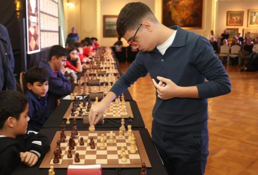 "ES COMO JUGAR CONTRA MESSI": FAUSTINO ORO ARRANCÓ SU GIRA NACIONAL CON UNA SIMULTÁNEA ANTE 25 CHICOS EN TIGRE