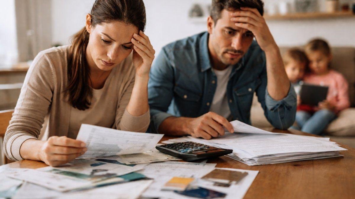 FAMILIAS ENDEUDADAS: LA MORA ALCANZA NIVELES RÉCORD Y LOS BANCOS SALEN A REFINANCIAR DEUDAS