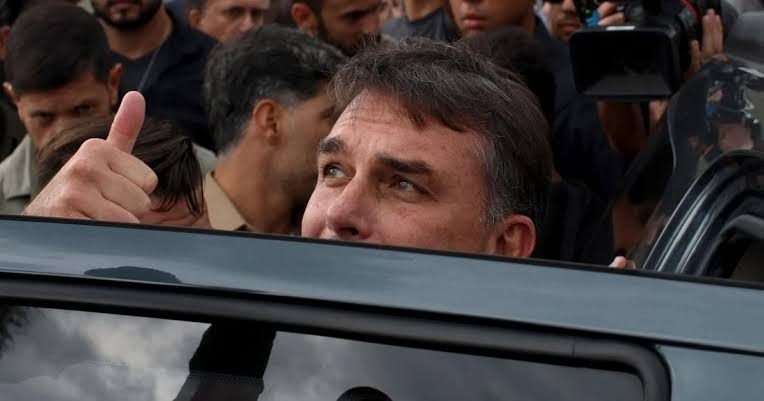 FLÁVIO BOLSONARO DEJÓ BRASIL PESE A LA PROHIBICIÓN DE LA JUSTICIA: LAS CAUSAS DE CORRUPCIÓN QUE SE INVESTIGAN