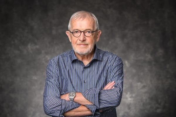 FRANCIS HALZEN GANÓ EL NOBEL DE FÍSICA 2026 POR DESCUBRIR LOS “MENSAJEROS FANTASMA” DEL UNIVERSO