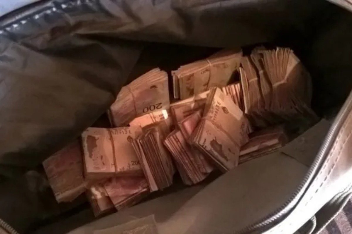 GOLPE MILLONARIO EN LOS BARRIALES: ROBARON DÓLARES, MILLONES DE PESOS, ARMAS Y CELULARES
