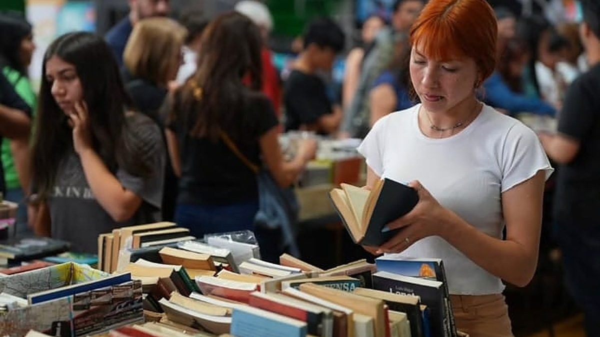 GRAN CONVOCATORIA EN EL PRIMER DÍA DE LA FERIA DEL LIBRO 2026 EN JUNÍN