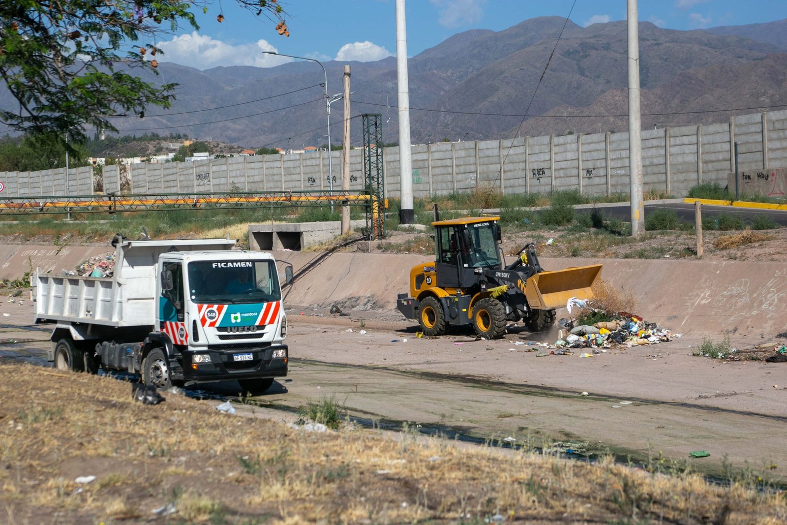 IMPULSAN UNA LEY PARA SANCIONAR CON MAYOR DUREZA A QUIENES ARROJEN BASURA EN ACEQUIAS Y CAUCES DE AGUA