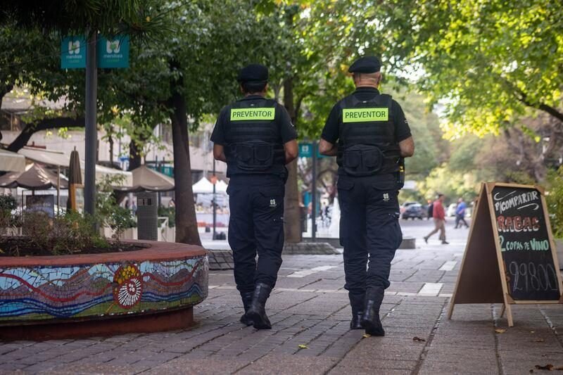 INTENTARON FORZAR LA PUERTA DE UN SUPERMERCADO EN PLENO CENTRO DE MENDOZA Y TERMINARON DETENIDOS