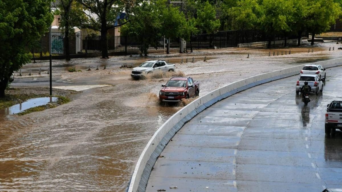 INUNDACIONES EN MENDOZA: CALLES BAJO EL AGUA, FAMILIAS EVACUADAS Y RECLAMOS TRAS UNA NOCHE DE TORMENTA
