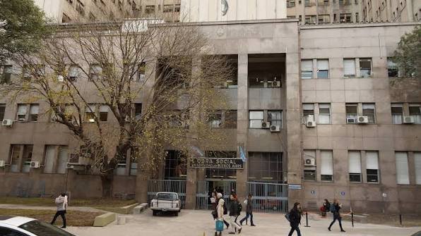INVESTIGAN LA TRÁGICA MUERTE DE UN JOVEN QUE SALTÓ DESDE EL TERCER PISO DE UNA OBRA SOCIAL EN BUENOS AIRES