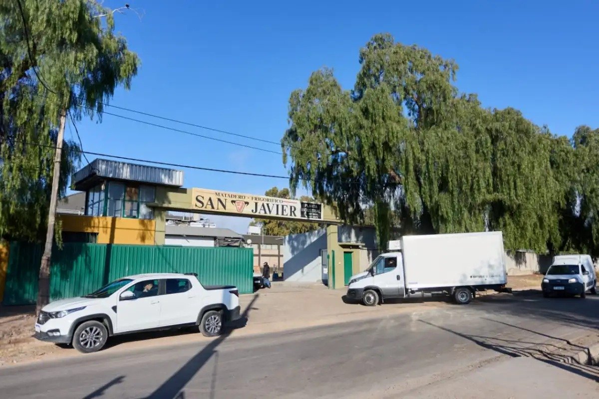 IRRIGACIÓN CLAUSURÓ EL VUELCO DE EFLUENTES DE UN FRIGORÍFICO EN MAIPÚ Y LO MULTÓ CON MÁS DE $13 MILLONES