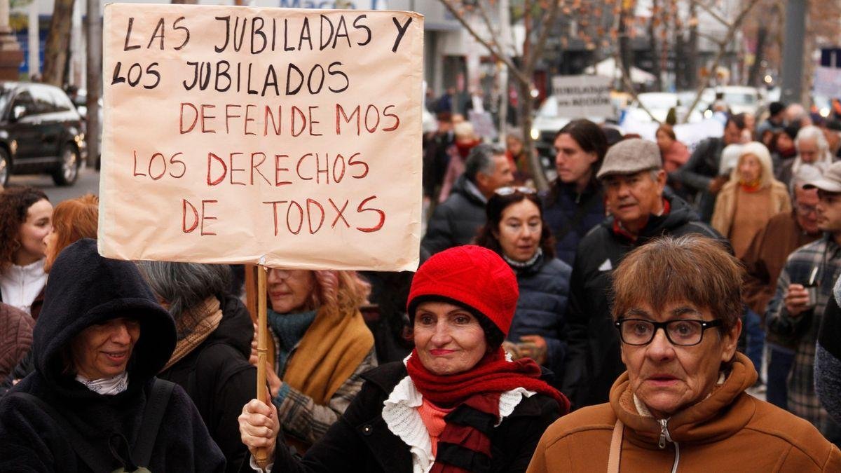 JUBILADOS DE MENDOZA REALIZARON SU MARCHA NÚMERO 135 Y VOLVIERON A RECLAMAR POR SUS HABERES