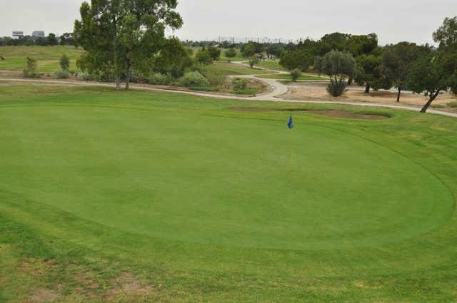 JUGABA AL GOLF E HIZO UN DESCUBRIMIENTO MACABRO: ENCONTRÓ EL CUERPO DE UNA NIÑA EN UN CANAL