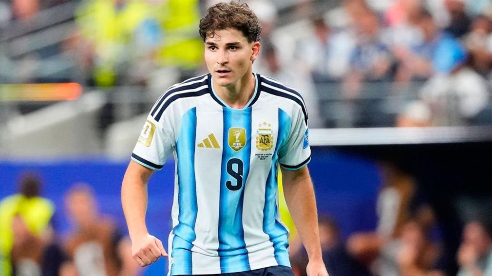 JULIÁN ÁLVAREZ, ENTRE EL PRESENTE EN ATLÉTICO Y EL RUIDO QUE NO DEJA DE CRECER