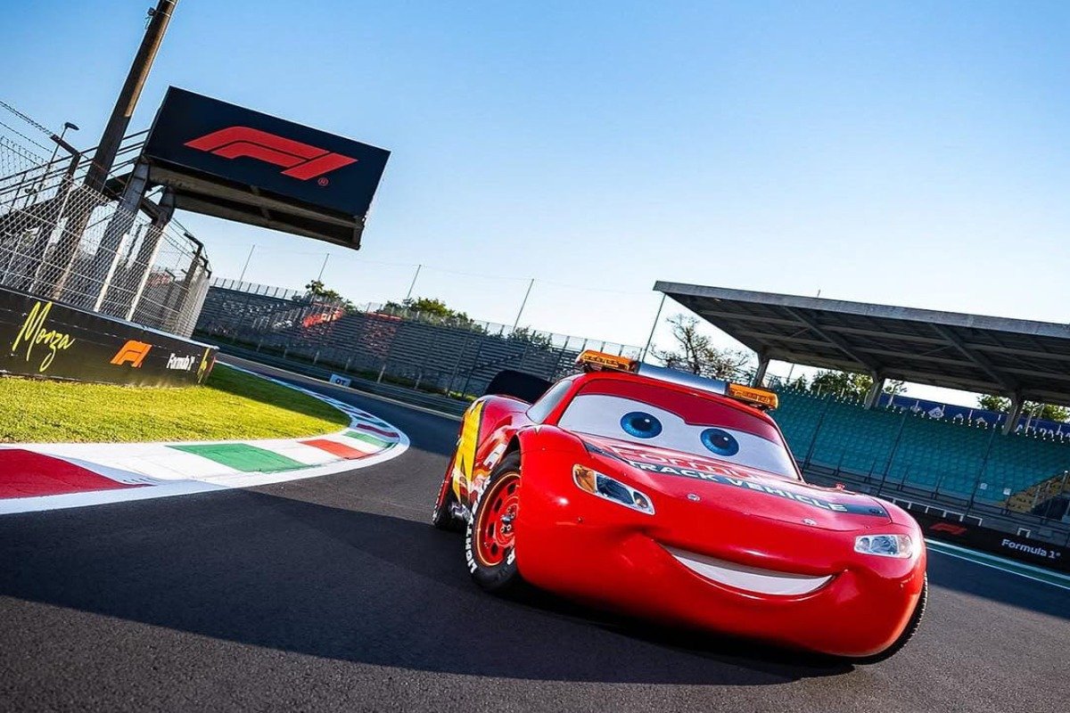 ¡KA-CHOW! RAYO MCQUEEN LLEGÓ A LA FÓRMULA 1 Y SORPRENDIÓ A TODOS EN MONZA