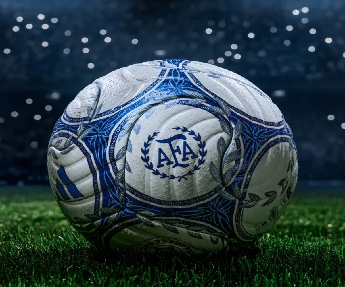 LA AFA PRESENTÓ LA “ARGENTUM GAMBETA”, LA NUEVA PELOTA OFICIAL DEL FÚTBOL ARGENTINO CON UN HOMENAJE AL POTRERO Y AL DORSAL 10