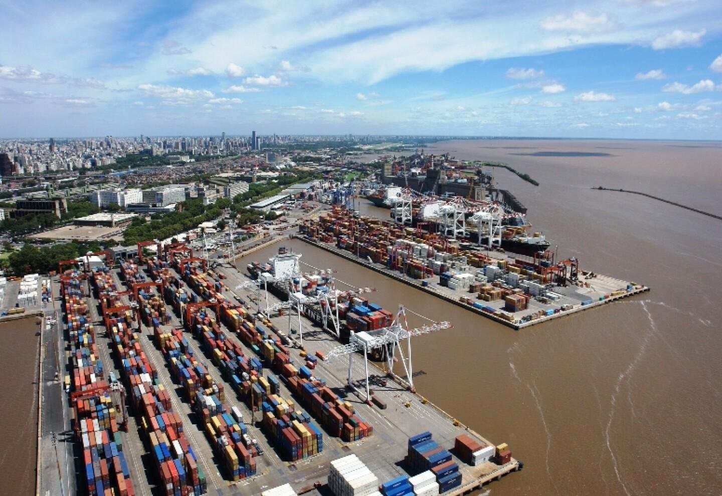 LA ARGENTINA REGISTRÓ UN SUPERÁVIT COMERCIAL DE CASI 14 MIL MILLONES DE DÓLARES EN EL PRIMER SEMESTRE