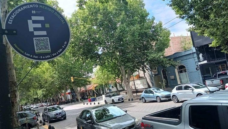 LA CIUDAD DE MENDOZA HABILITÓ EL ESTACIONAMIENTO MEDIDO EN UN TRAMO DE CALLE LAVALLE