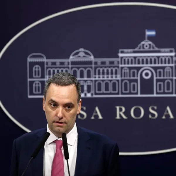 LA DEFENSA DE ADORNI PROFUNDIZA EL DESGASTE POLÍTICO DEL GOBIERNO Y EXPONE GRIETAS EN SUS ALIANZAS