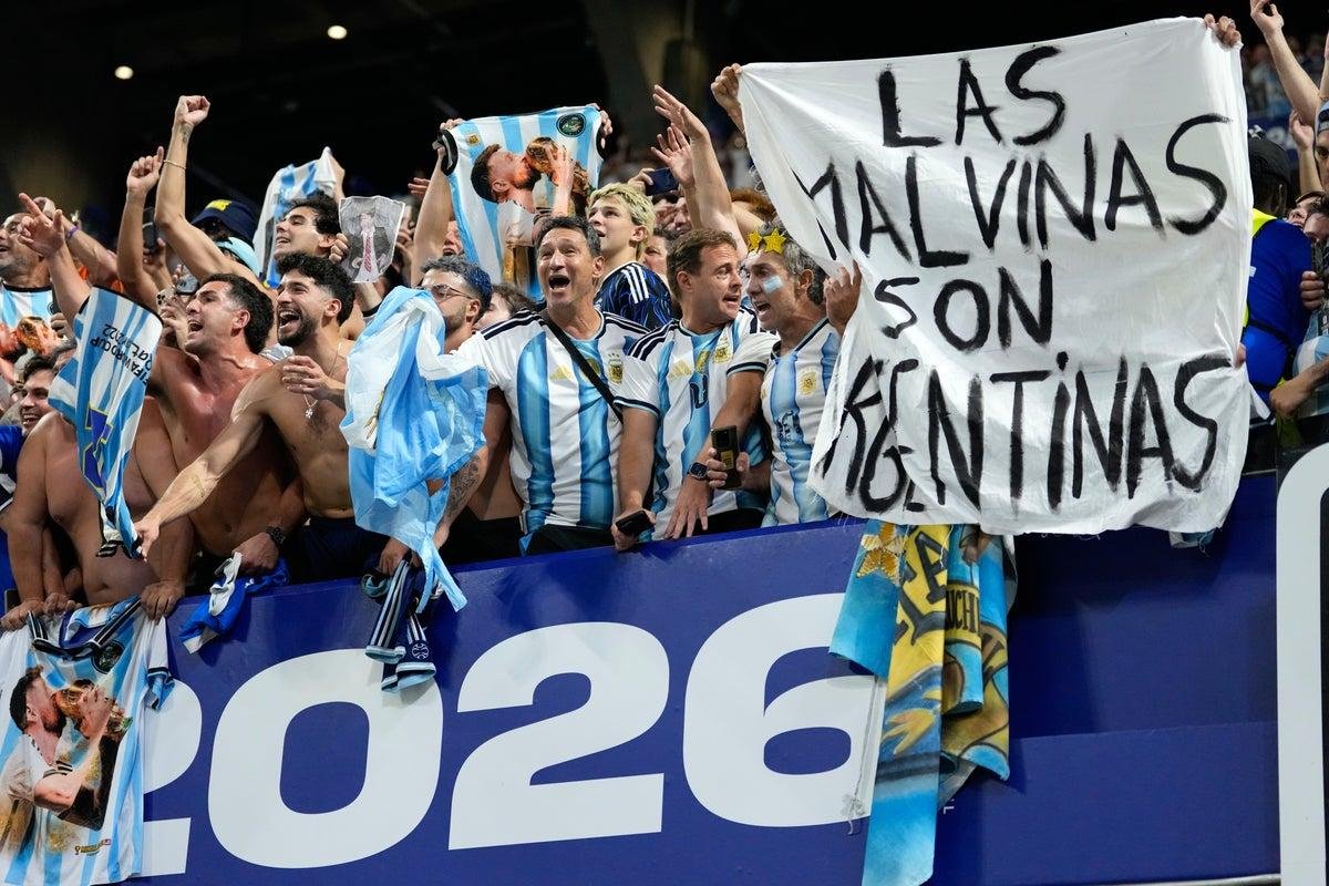 LA HISTORIA DETRÁS DE LA BANDERA DE MALVINAS QUE MARCÓ LOS FESTEJOS DE ARGENTINA ANTE INGLATERRA