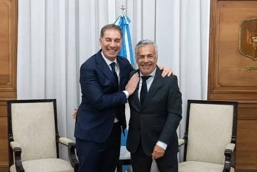LA PARADOJA CORNEJO: EN PARÍS NEGOCIA ELIMINAR LAS PASO NACIONALES, Y EN MENDOZA DECIDIÓ QUE LAS VA A MANTENER