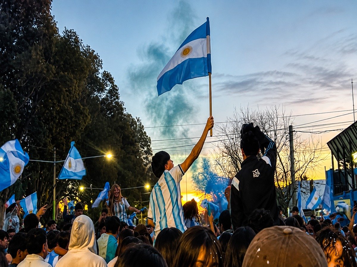 LA PAZ FUE UNA FIESTA: CIENTOS DE HINCHAS COPARON LA PLAZA PARA CELEBRAR EL TRIUNFO DE ARGENTINA