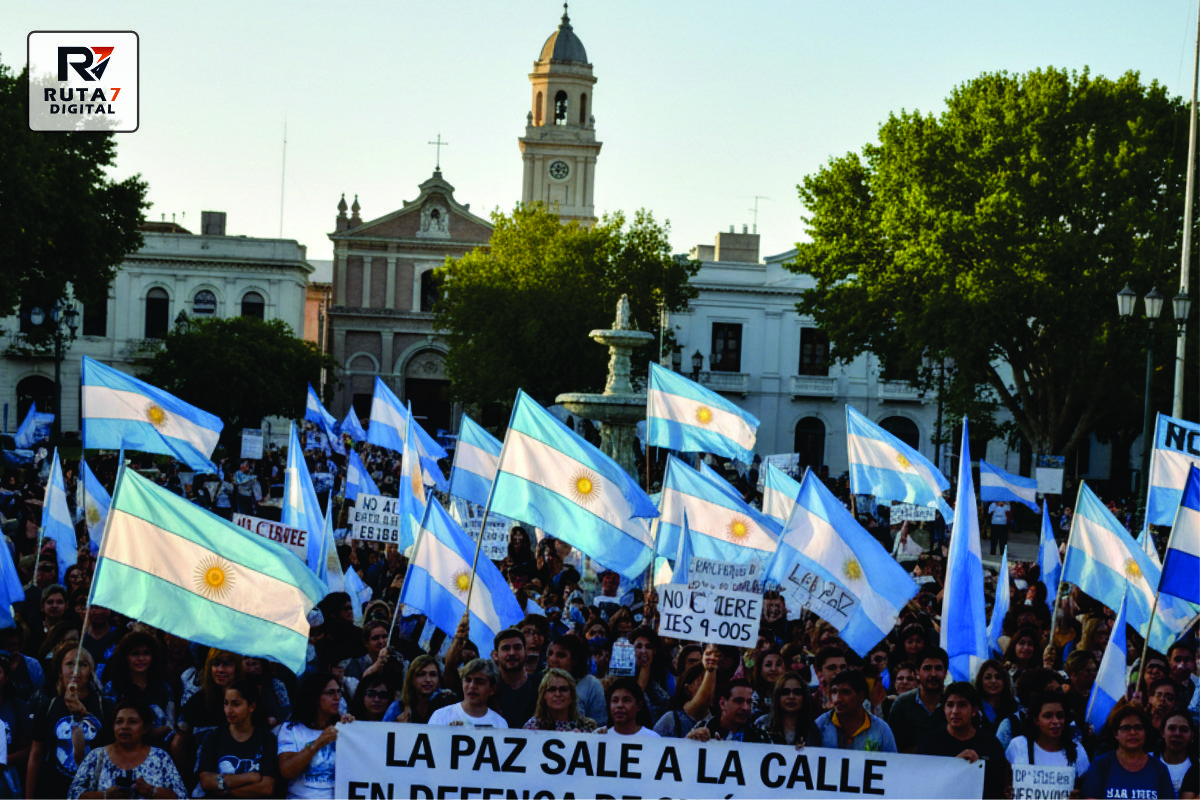 LA PAZ SALE A LA CALLE EN DEFENSA DE SU ÚNICO INSTITUTO DE EDUCACIÓN SUPERIOR