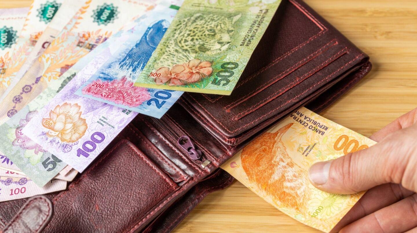 LA PSICOLOGÍA EXPLICA QUÉ SIGNIFICA ACOMODAR LOS BILLETES MIRANDO HACIA EL MISMO LADO