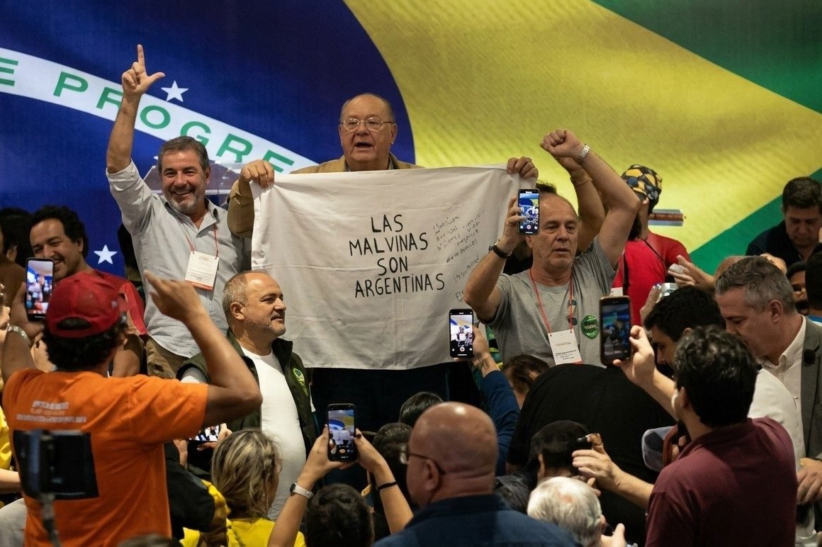 "LAS MALVINAS SON ARGENTINAS": LA BANDERA SÍMBOLO DEL RECLAMO DE SOBERANÍA SE SUMÓ A LOS FESTEJOS EN EL BUNKER DE LULA