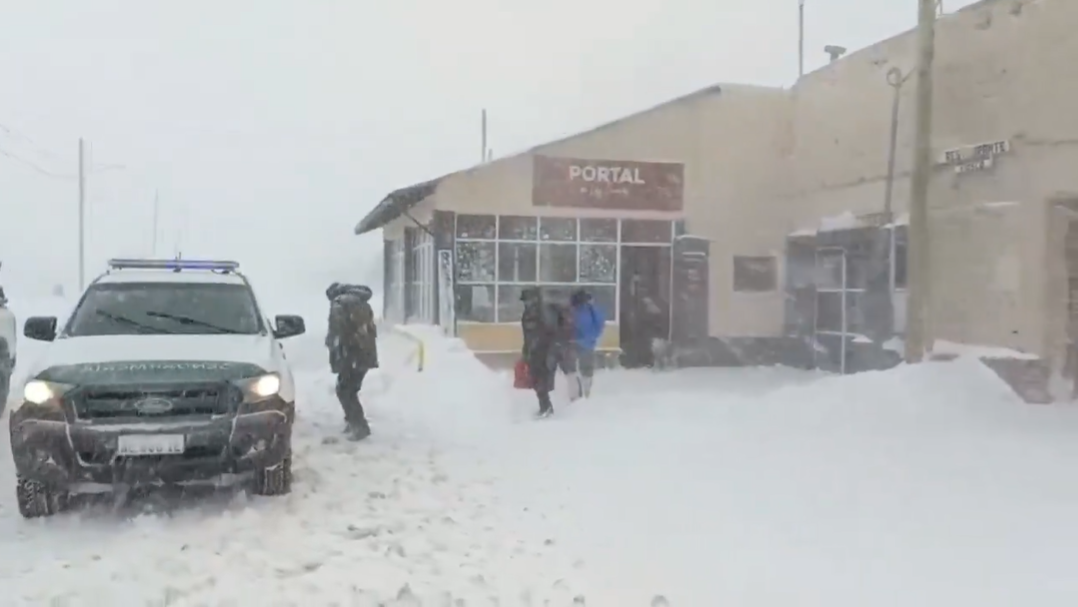 LAS NEVADAS NO DAN TREGUA Y HAN TENIDO QUE EVACUAR A TURISTAS Y LOCALES