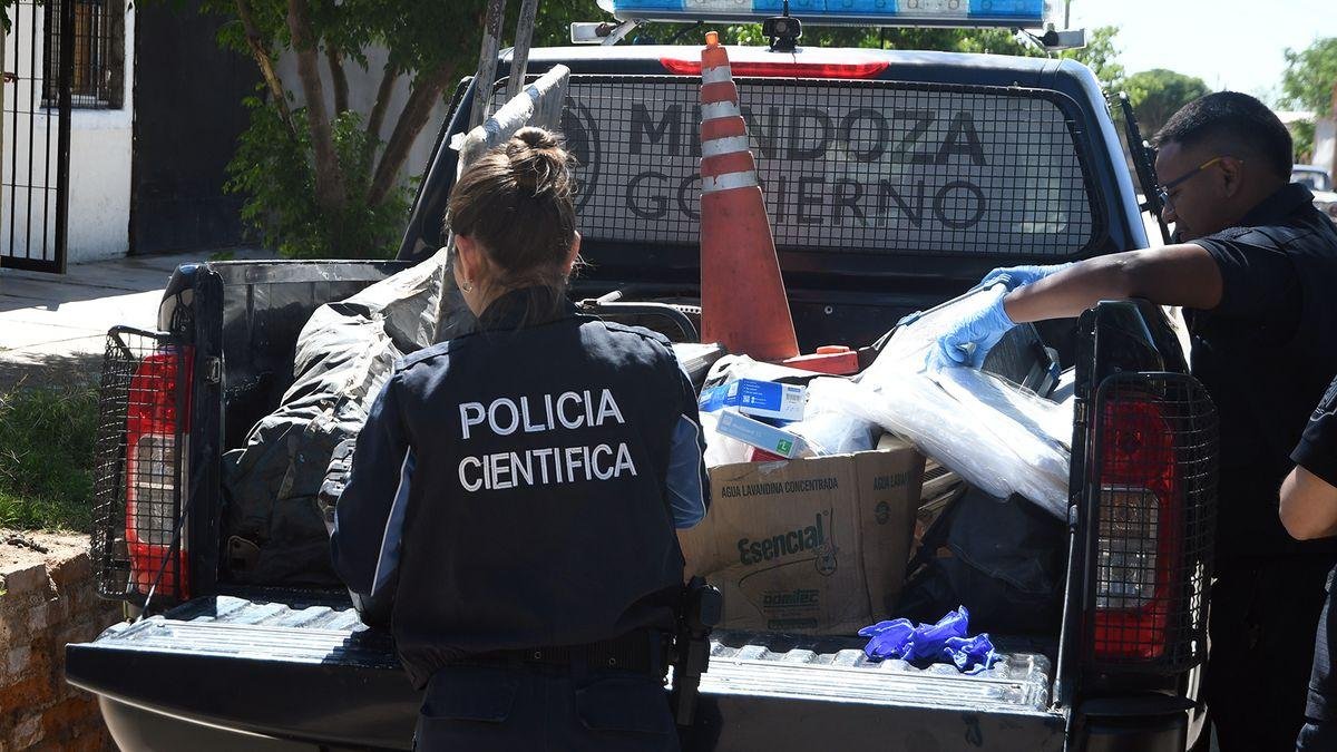 LE ROBARON 20 AÑOS DE TRABAJO A UN FOTÓGRAFO PACEÑO MIENTRAS DORMÍA