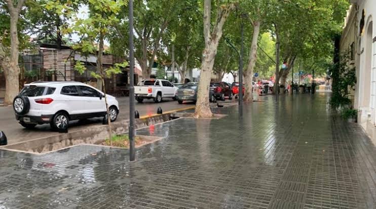 LLEGAN LAS LLUVIAS A MENDOZA TRAS EL PASO DEL ZONDA: HABRÁ CAMBIO BRUSCO DE TEMPERATURA Y SE MANTIENE LA ALERTA METEREOLÓGICA