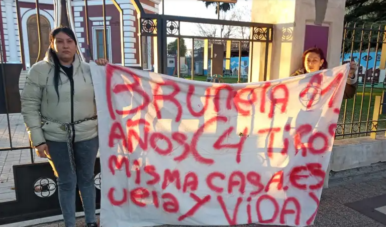 MADRE DE LA NIÑA BALEADA EN GODOY CRUZ SE ENCADENÓ A LA MUNICIPALIDAD: RECLAMA UNA VIVIENDA Y MAYOR ASISTENCIA