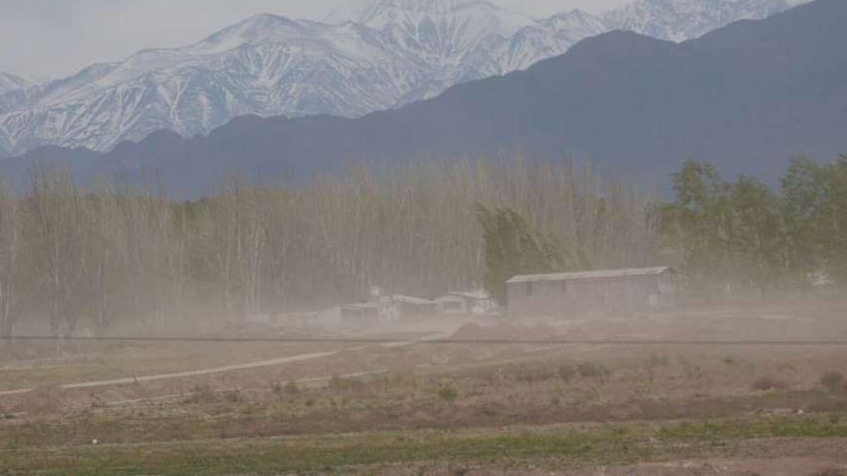 MARTES DE CONTRASTES EN MENDOZA: HELADAS POR LA MAÑANA Y ALERTA POR ZONDA EN VARIAS ZONAS