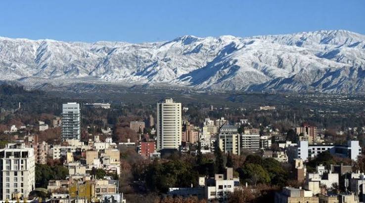 MENDOZA VIVE UN MIÉRCOLES PRIMAVERAL, PERO EL ZONDA Y LAS HELADAS MANTIENEN EN ALERTA A LA PROVINCIA