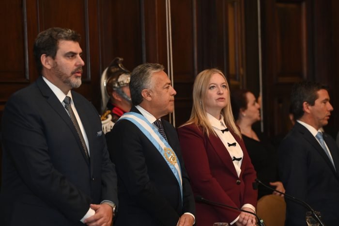 CORNEJO PROFUNDIZA SU CAÍDA, MIENTRAS LOS INTENDENTES MENDOCINOS SE DESTACAN